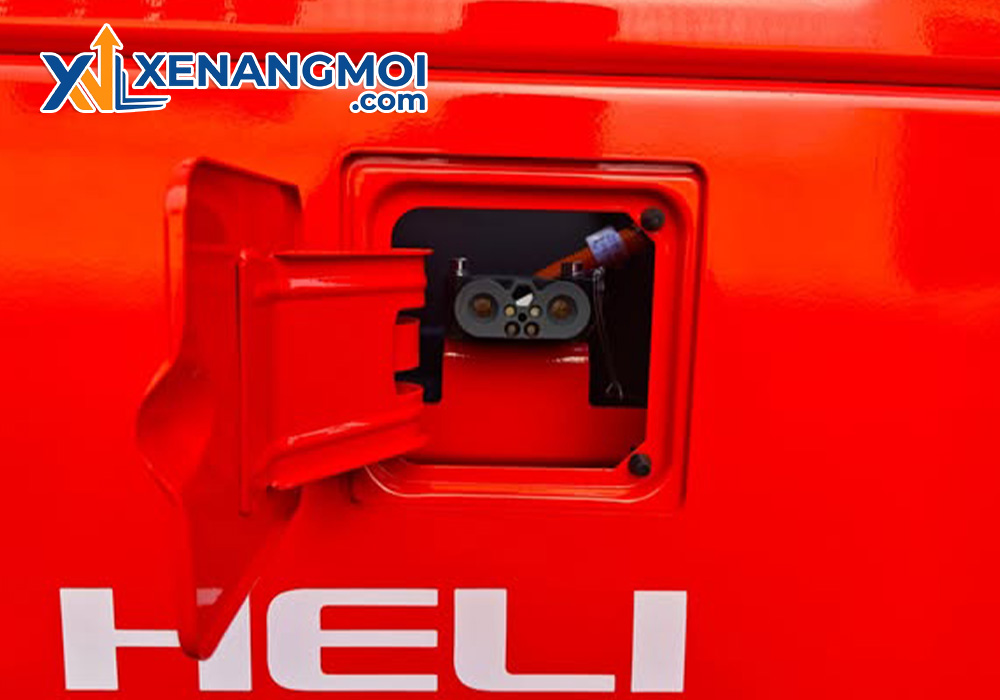 Xe nâng điện Heli 2.5 tấn dòng H2 3 Cổng sạc pin trên xe nâng điện Heli 2.5 tấn dòng H2 pin Lithium-ion
