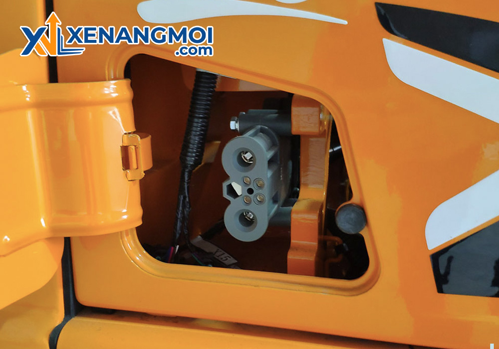Xe nâng điện Hangcha 2.0 tấn dòng XE 4 Giắc cắm sạc trên xe nâng điện Hangcha 2.0 tấn dòng XE