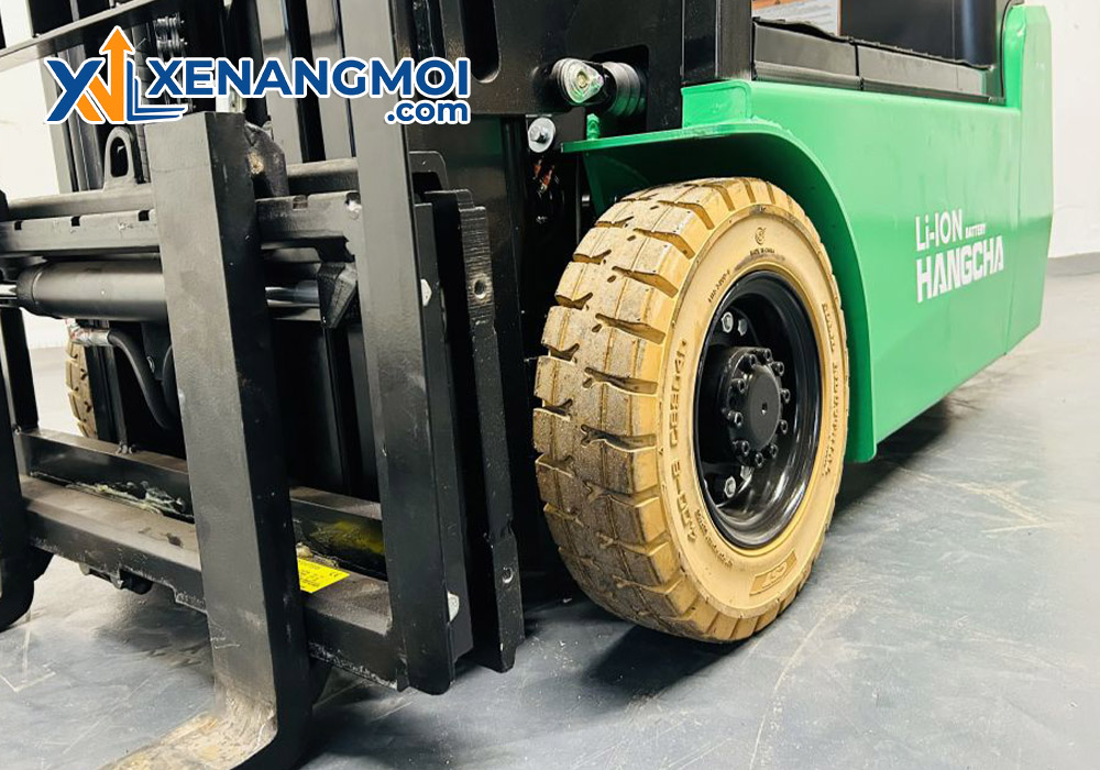Xe nâng điện Hangcha 3 bánh 0.8 tấn 3 Lốp vân cao su bám đường vượt trội trên xe nâng điện Hangcha 3 bánh 0.8 tấn