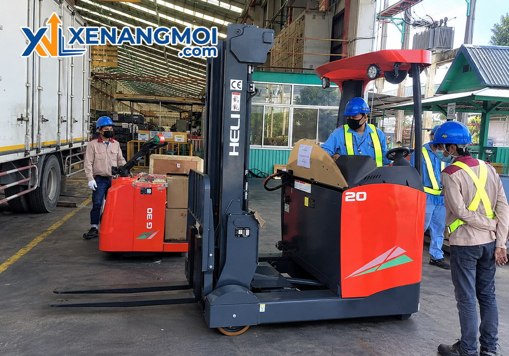 Xe nâng đứng lái Heli reachtruck 5 Ứng dụng thực tế của xe nâng đứng lái Heli reachtruck 2 tấn CQD20-GC2RLi