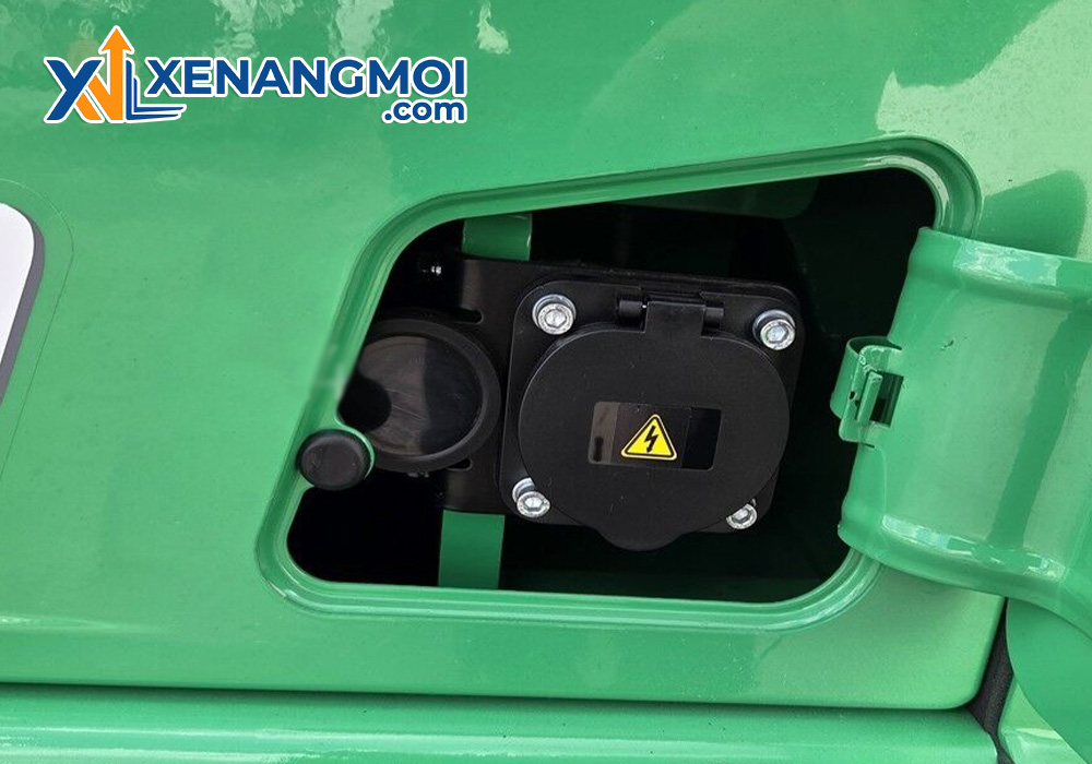 Xe nâng điện Hangcha 3.8 tấn dòng XE 5 Vị trí cắm sạc pin trên xe nâng điện Hangcha 3.8 tấn dòng XE