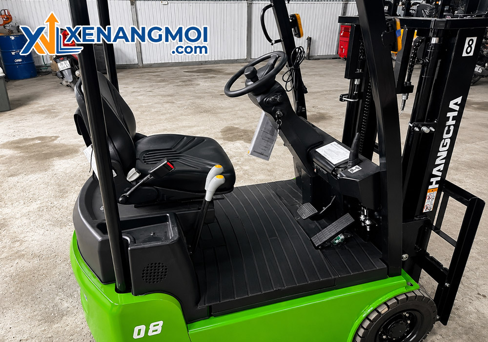 Xe nâng điện Hangcha 3 bánh 0.8 tấn 4 Xe nâng điện Hangcha 3 bánh 0.8 tấn có khoang lái công thái học cho người dùng