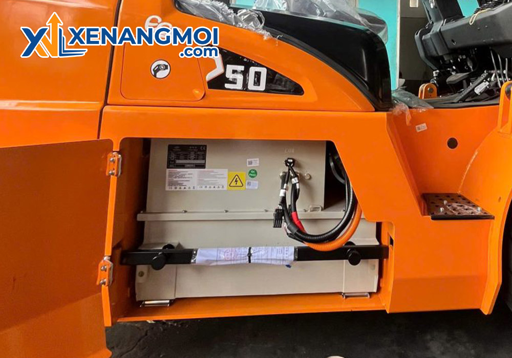 Xe nâng điện Hangcha 5.0 tấn 4 Xe nâng điện Hangcha 5.0 tấn CPD50-XEY2-SI sử dụng pin Lithium dễ dàng thay mới