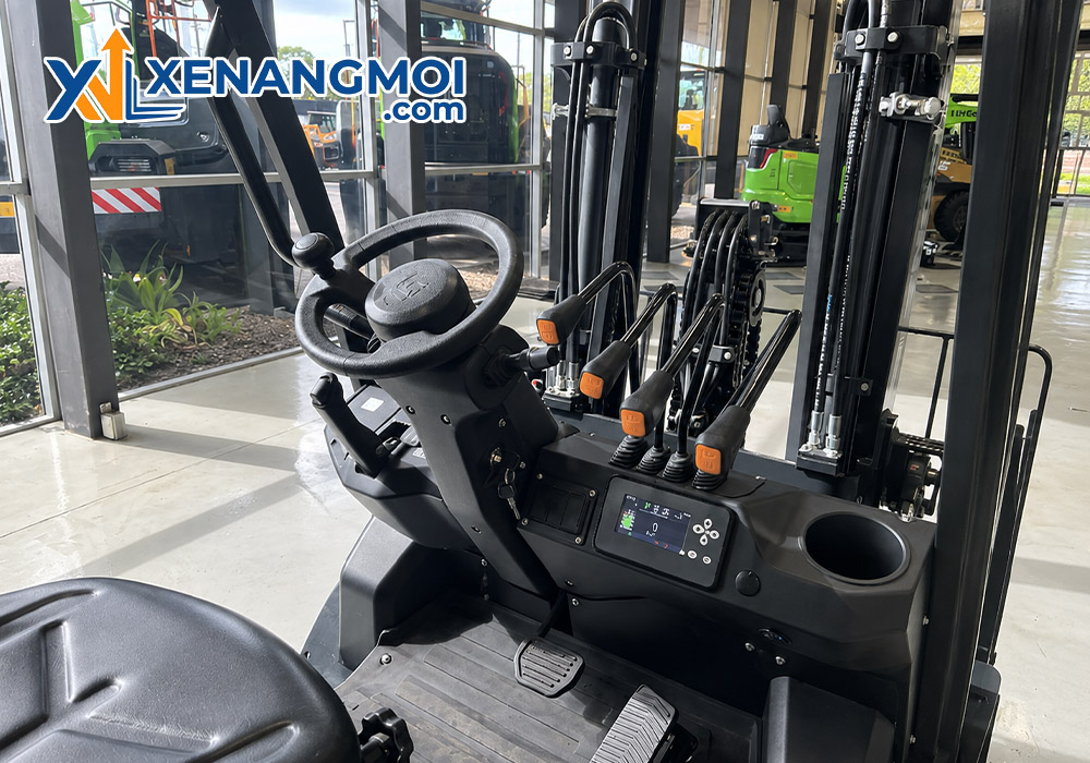 Xe nâng điện Liugong 1.5 tấn 4 Xe nâng điện Liugong 1.5 tấn có khoang lái thoải mái và tiện ích