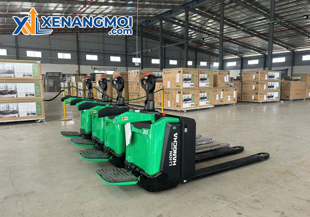 Tại sao nên chọn mua xe nâng điện mới Trung Quốc thay vì xe bãi Nhật? 3 Xe nâng điện mới Trung Quốc vận hành bền bỉ và tiết kiệm năng lượng