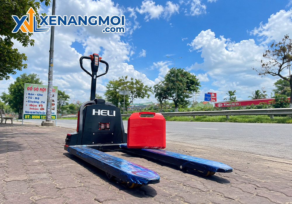 Xe nâng kéo tay điện Heli 5 Xe nâng kéo tay điện Heli CBD15J-Li-S thay pin dễ dàng