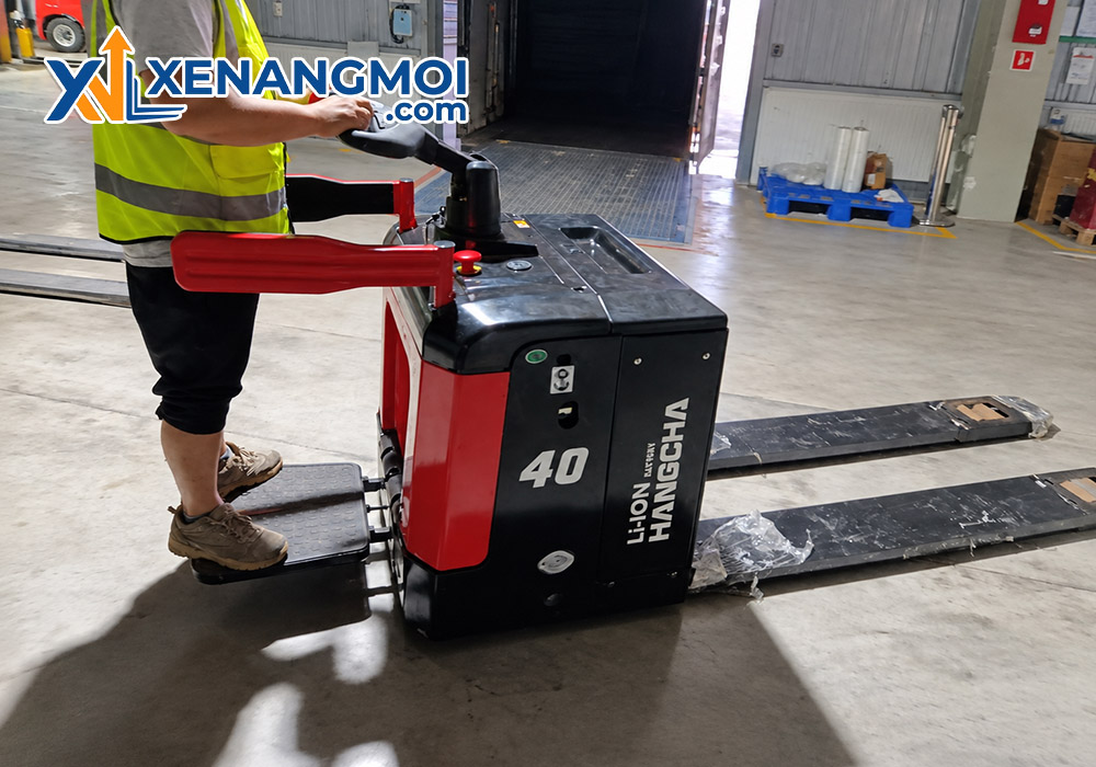 Xe nâng Pallet truck Hangcha 4.0 tấn 5 Xe nâng Pallet truck Hangcha 4.0 tấn CBD40-AC2S-i có bệ đứng