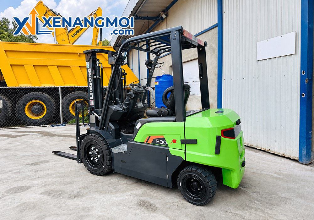 Xe nâng điện Liugong 3.0 tấn 3 Xe nâng điện Liugong 3.0 tấn trên sân