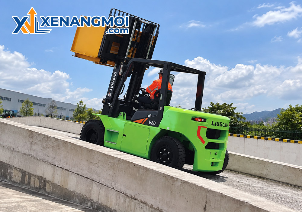 Xe nâng điện Liugong 8.0 tấn 4 Xe nâng điện Liugong 8.0 tấn đáp ứng nhu cầu nâng hạ hàng hóa tải trọng lớn