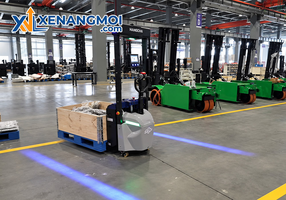 Xe nâng điện tự động AMR EZGO 3 Xe nâng điện tự động AMR EZGO tại nhà máy sản xuất