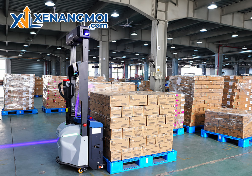 Xe nâng điện tự động AMR EZGO 5 Xe nâng điện tự động AMR EZGO vận chuyển pallet hàng hóa trong kho