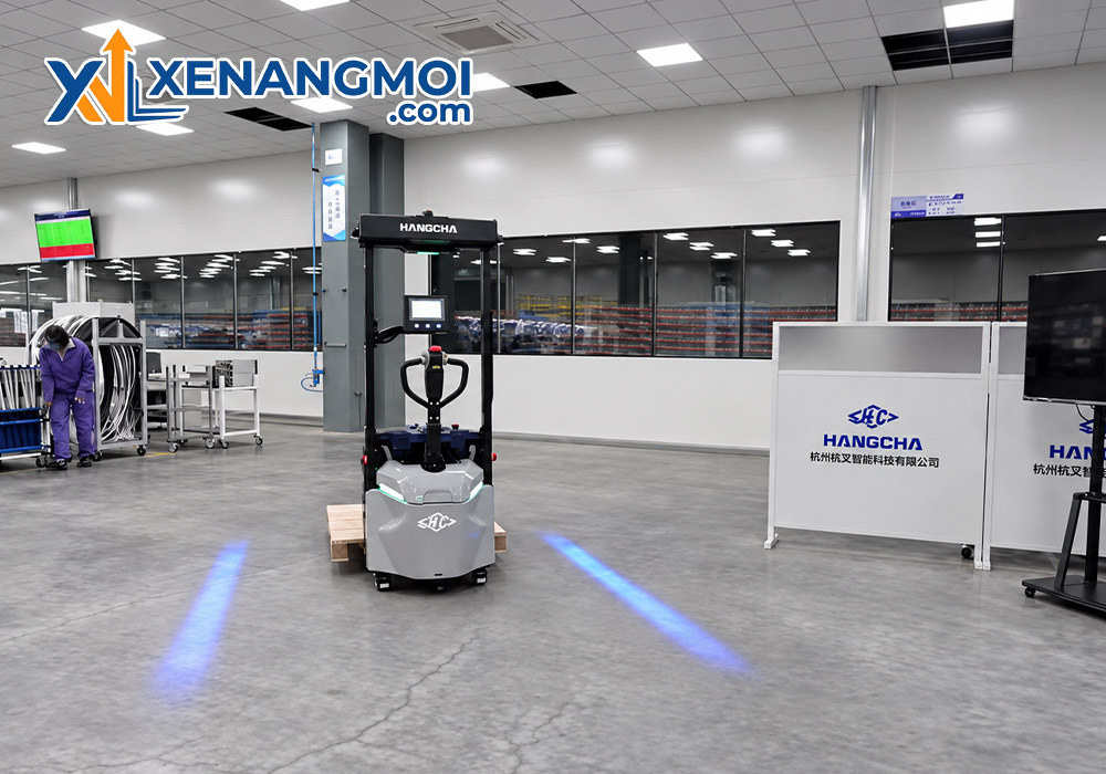 Xe nâng điện tự động AMR EZGO 6 Xe nâng điện tự động AMR EZGO vận hành trong khu vực thử nghiệm